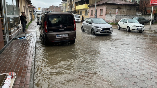 İncirliova'da sağanak yağış hayatı olumsuz etkiledi