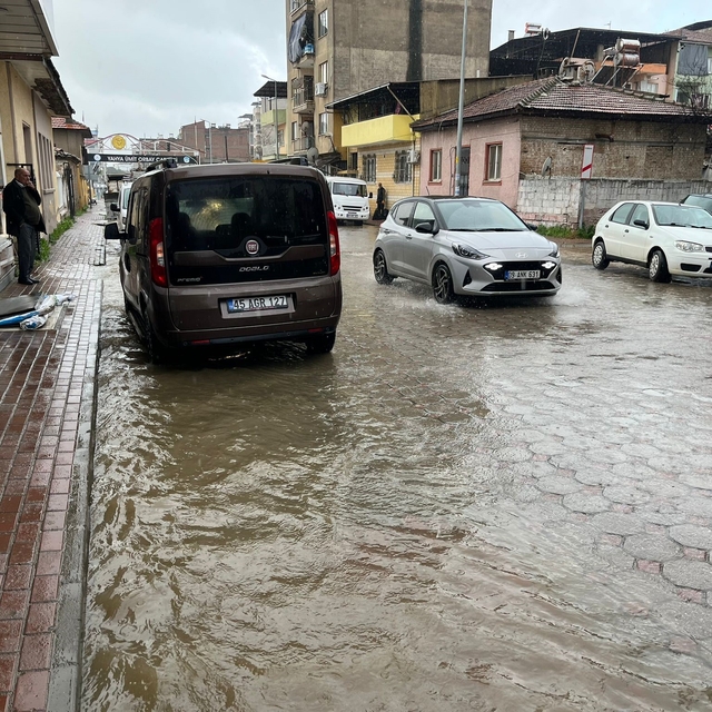 İncirliova'da sağanak yağış hayatı olumsuz etkiledi