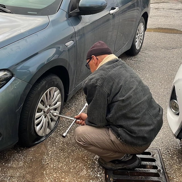 Bisikletli magandalar sürücülerin kabusu oldu: Araçların lastiklerini kesip...
