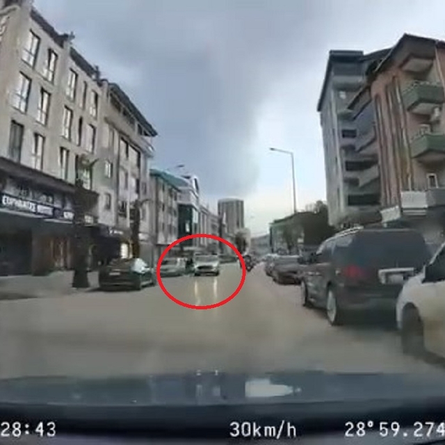 Yayanın hafif yaralandığı kaza, kamerada