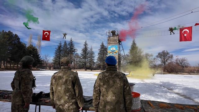 Kara Kuvvetleri Komutanı Orgeneral Tokel, 1'inci Komando Tugay Komutanlığında denetleme yaptı