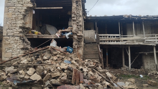 Komşusu 'adam öldü evi de yıkıldı' dedi o anda ev çöktü