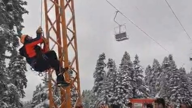 Uludağ'da telesiyej arızalandı; tatilciler metrelerce yükseklikte mahsur kaldı (2)