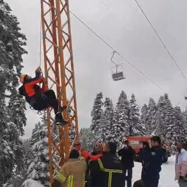 Uludağ'da telesiyej arızalandı; tatilciler metrelerce yükseklikte mahsur ka...