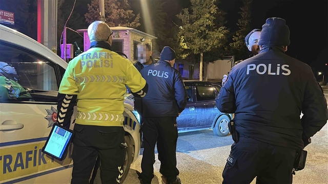 Polisin alkollü sürücüyle imtihanı: "Ahmet'cim bana senin 'şuradan git' demen canımı sıktı"
Uygulama noktasında durdurulan otomobilden sürücü alkollü, yolcudan silah çıktı
Polis ekiplerine vergi verdiğini söyleyen alkollü sürücü, bu vergilerle ekip aracının alındığını söyledi