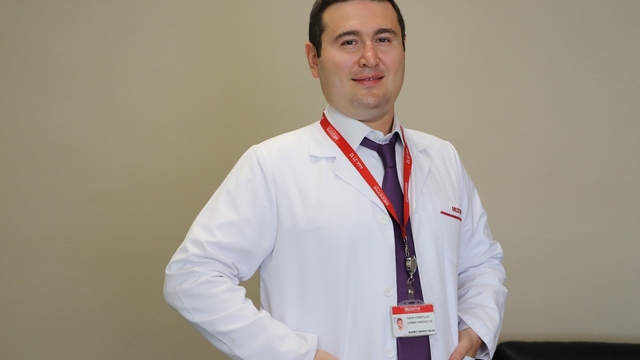 Su tüketimiyle ilgili doğru bilinen yanlışlar
Uzm. Dr. Erbil Çümen:
"Gereğinden fazla su içmek, özellikle kısa sürede çok miktarda alındığında vücutta ciddi sorunlara yol açabiliyor"
"Aşırı su tüketimi, kandaki tuz dengesini bozarak baş dönmesi, bulantı, hatta bilinç kaybına kadar gidebilen tablolara neden olabiliyor"
"Sıcak bölgelerde yaşayan bir kişiyle serin bir şehirde yaşayan bir kişinin su ihtiyacı aynı değildir. Bu yüzden tek bir rakam herkese uymaz"