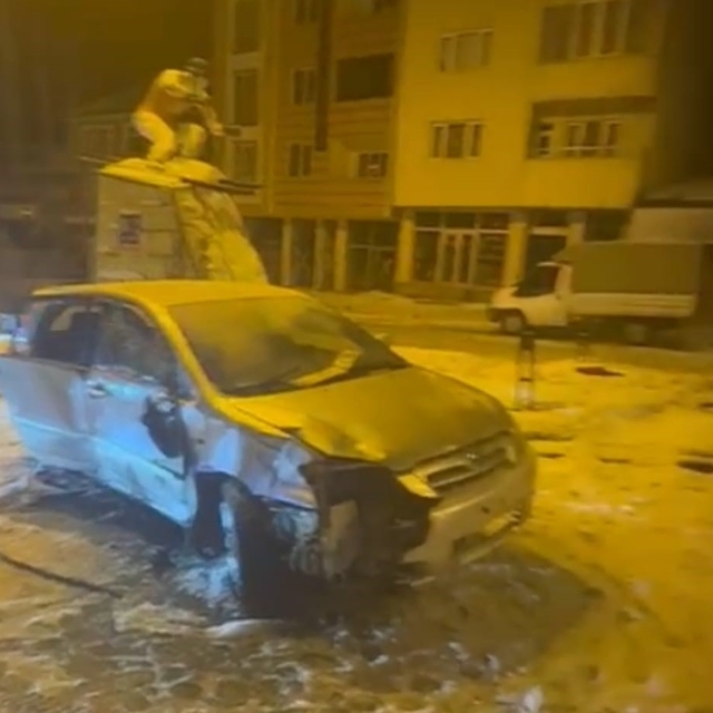 Sarıkamış'ta trafik kazası: 3 yaralı