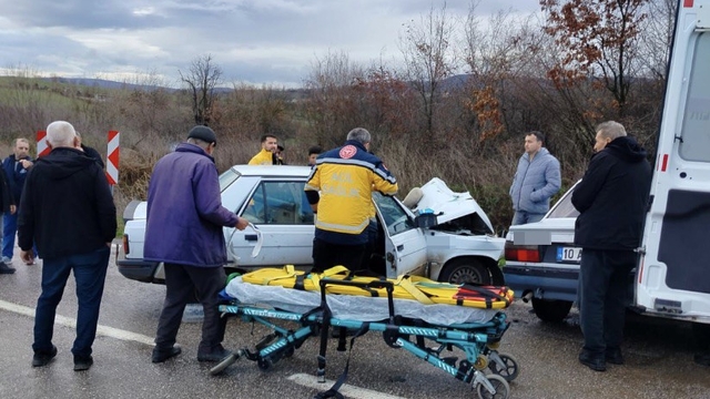 Gönen'de iki otomobil çarpıştı: 6 yaralı