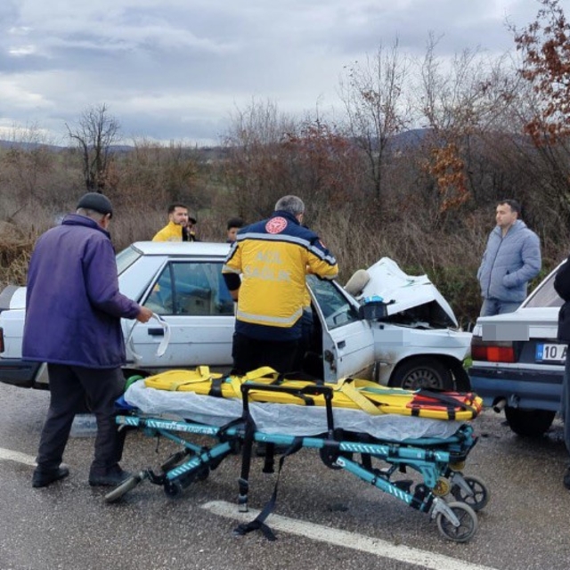 Gönen'de iki otomobil çarpıştı: 6 yaralı