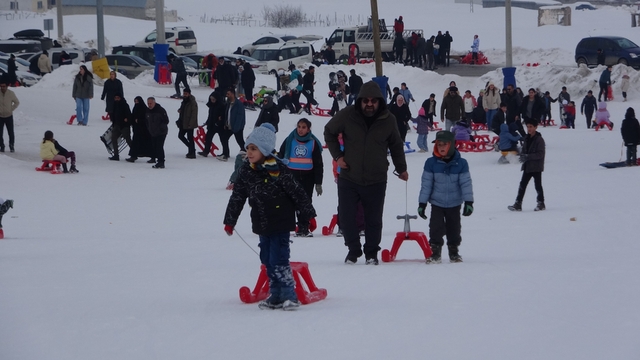 Vanlı çocuklar, yarıyıl tatilinin son günlerini kayak merkezinde geçirdi
