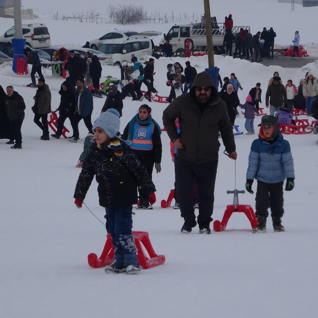 Vanlı çocuklar, yarıyıl tatilinin son günlerini kayak merkezinde geçirdi