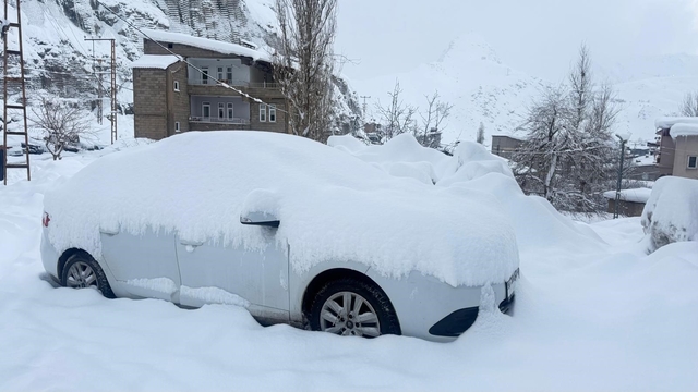 Hakkari'de 220 yol ulaşıma açıldı, karla mücadele sürüyor
