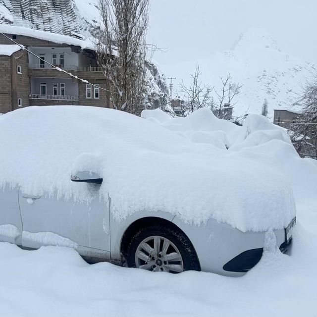 Hakkari'de 220 yol ulaşıma açıldı, karla mücadele sürüyor