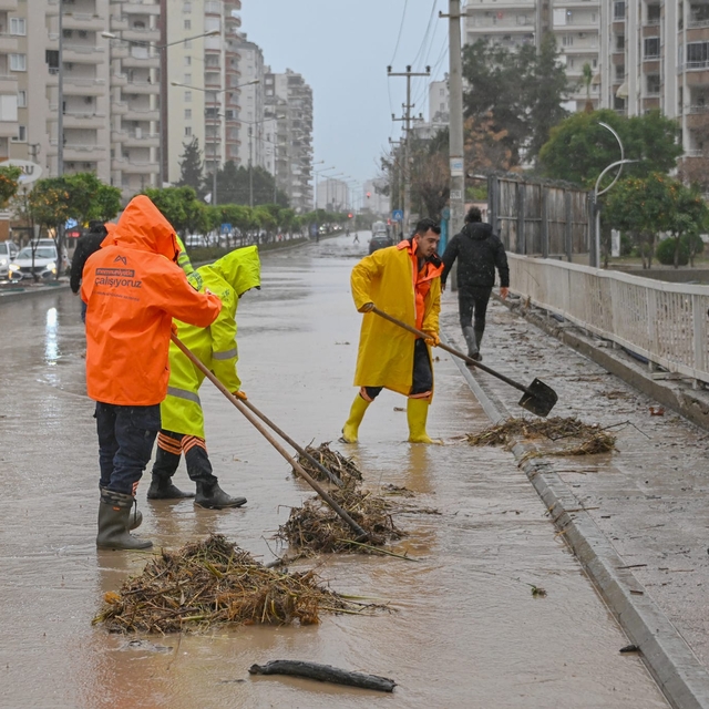 Mersin'de kuvvetli yağış sonrası temizlik çalışması
