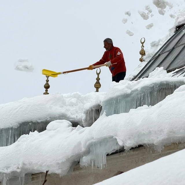 Hakkari'de tehlike saçan caminin çatısı kardan temizlendi