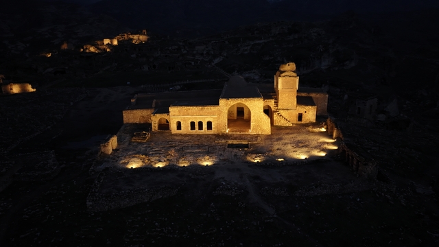 Tarihi Hasankeyf Kalesi ve Şaab Vadisi gece dronla görüntülendi