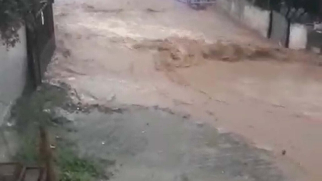 İzmir'de sağanak su baskınlarına neden oldu