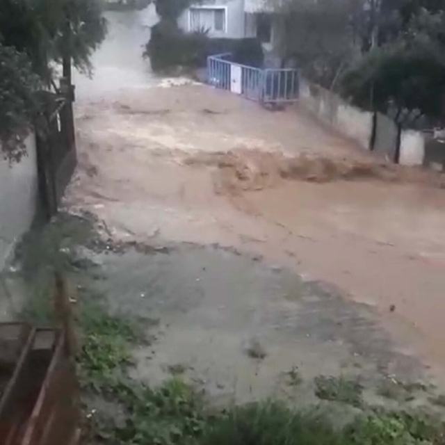 İzmir'de sağanak su baskınlarına neden oldu