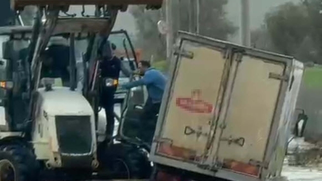 Bodrum'da sağanak; su dolan yolda kalan kamyonetin sürücüsü kepçeyle kurtarıldı