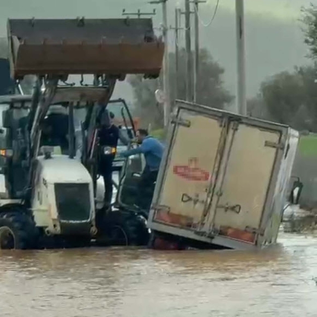 Bodrum'da sağanak; su dolan yolda kalan kamyonetin sürücüsü kepçeyle kurtar...