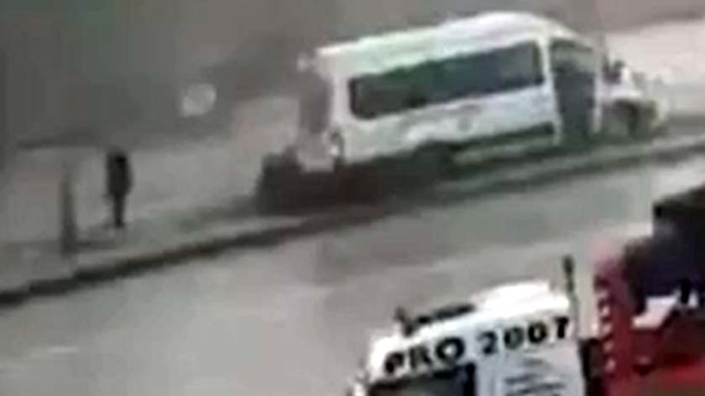 Servis minibüsü refüje çıktı, yaya saniyelerle kurtuldu