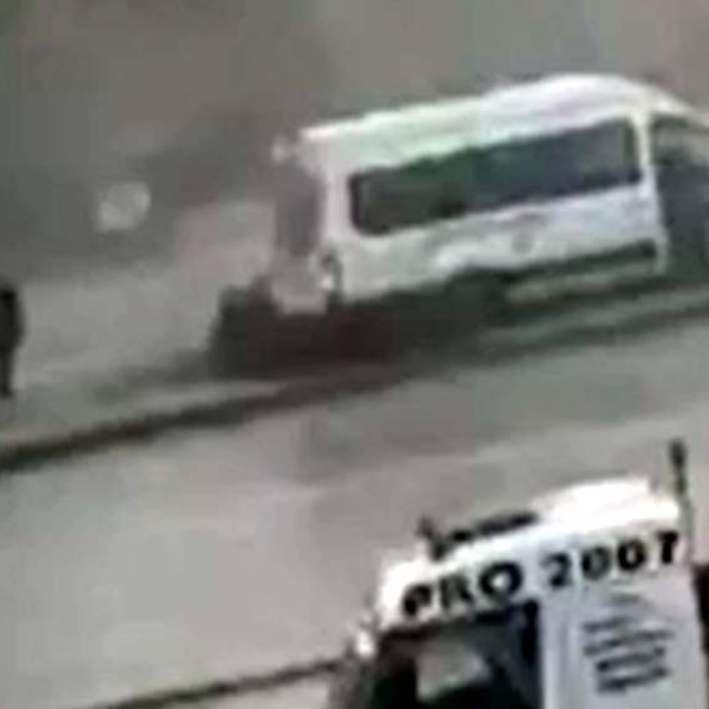 Servis minibüsü refüje çıktı, yaya saniyelerle kurtuldu