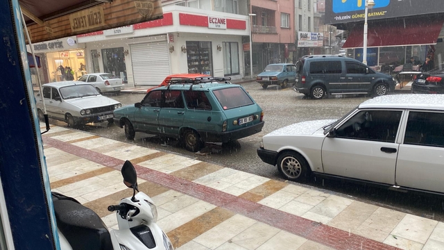 Sarıgöl'de sağanak ve dolu etkili oldu
