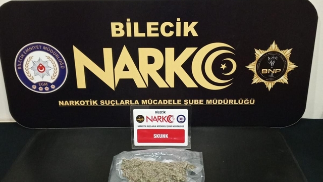 220 gram uyuşturucu maddeyi çadırın içine saklamışlar