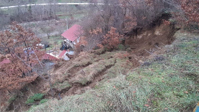 Bolu'da heyelan nedeniyle 3 ev boşaltıldı