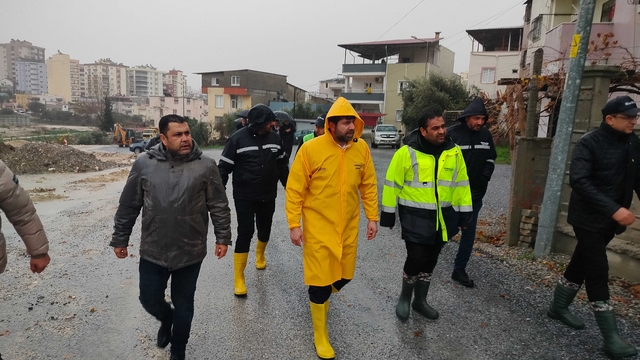 Tarsus'ta yoğun yağış sonrası tam saha müdahale