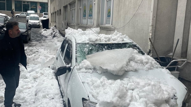 Tatvan'da çatıdan düşen kar otomobili kullanılamaz hale getirdi