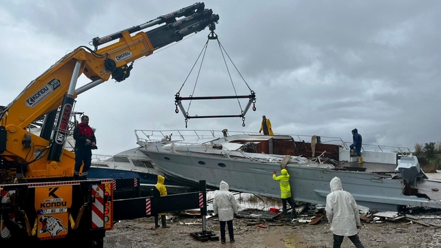 Antalya'da hortumun vurduğu tekneler vinçlerle kurtarılıyor
Tonlarca ağırlıktaki tekneleri savuran hortumun ardından Aksu'da onarım seferberliği, tekneler sezona yetiştirilmeye çalışılıyor
Tersane sahibi: "Bu, daha önce gördüğümüz sele ya da fırtınaya benzemiyor. Sessiz sedasız geliyor ve ortalığı tarumar ediyor"