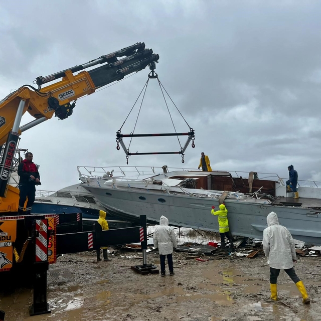 Antalya'da hortumun vurduğu tekneler vinçlerle kurtarılıyor
Tonlarca ağırlı...