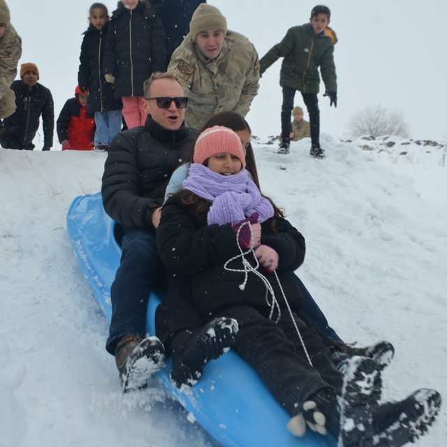 Bulanık Kaymakamlığı'ndan çocuklara unutulmaz kış şenliği