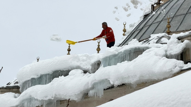 Hakkari'de tehlike saçan caminin çatısı kardan temizlendi