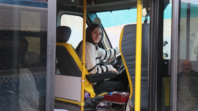 Çocuk yaşta muavinlik yaparak başladı, şimdi minibüs direksiyonunda kadınlara ilham oluyor
Üniversite öğrencisi Sude Naz Topçu: "Hiç kimseye ihtiyacımız yok, kadınların kendilerine olan güvenine ihtiyacı var"