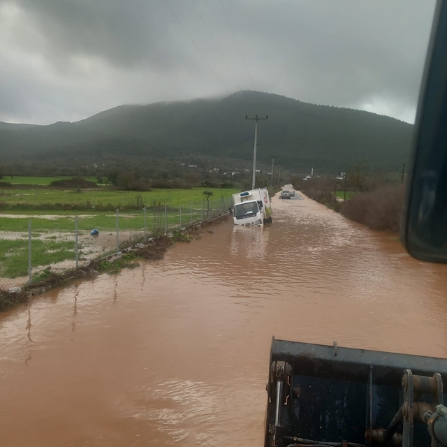 Bir anda bastıran yağmur kamyoneti yolda bıraktı, bir evi su bastı