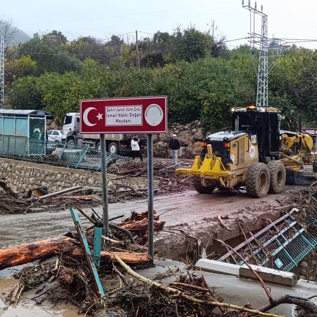 Mersin'de selin izleri silinmeye çalışılıyor
Sel ve taşkınların ardından ol...