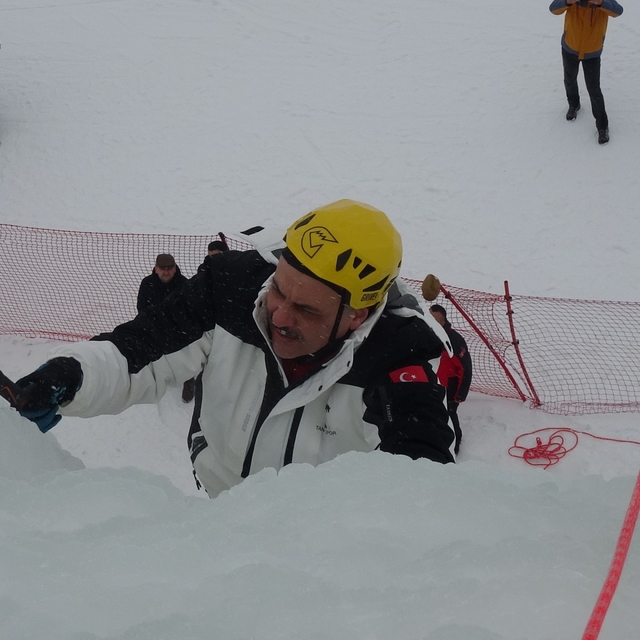 Vali Çiftçi, yapay buz duvarına tırmandı
Palandökende yapay buz duvarı tırm...