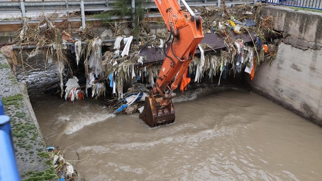 İzmir'de kuvvetli yağış alarmı: Bin 310 personel, 342 araç ve 200 pompa ile sahada