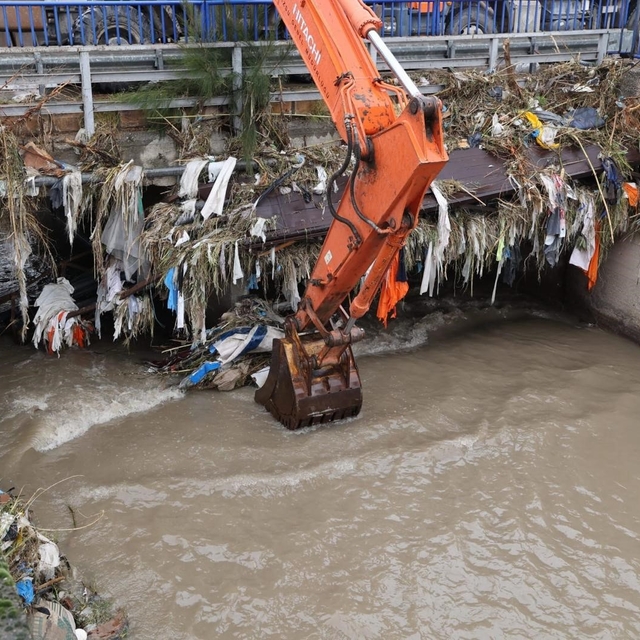 İzmir'de kuvvetli yağış alarmı: Bin 310 personel, 342 araç ve 200 pompa ile...