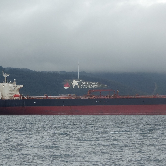 Akdeniz'de İHA ile vurulan, Bozcaada'da fırtına nedeniyle karaya oturan tan...