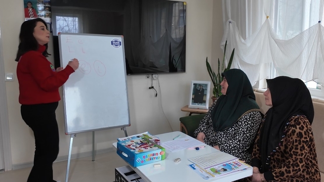 Ergene'de okuma yazma kurslarına katılamayanlara evde eğitim desteği