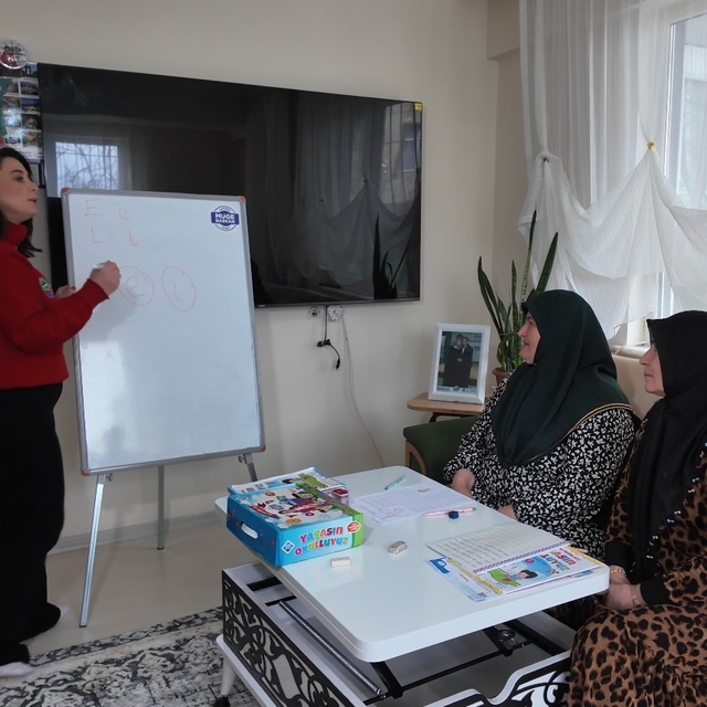 Ergene'de okuma yazma kurslarına katılamayanlara evde eğitim desteği