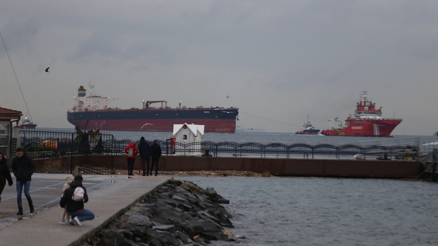 Bozcaada'da karaya oturan gemi kurtarıldıktan sonra Yalova'ya götürüldü