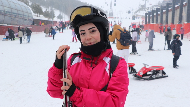 Palandöken Kayak Merkezi'nde hafta sonu yoğunluğu yaşanıyor
