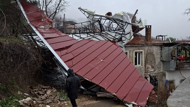 Köşk'te fırtına çatıları uçurdu, duvarlar yıkıldı