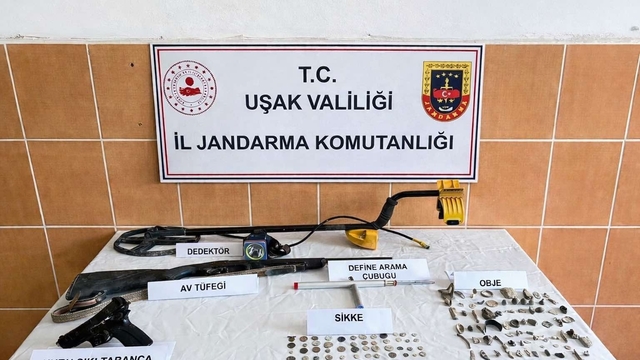 Uşak'ta bir evde 48 sikke ele geçirildi