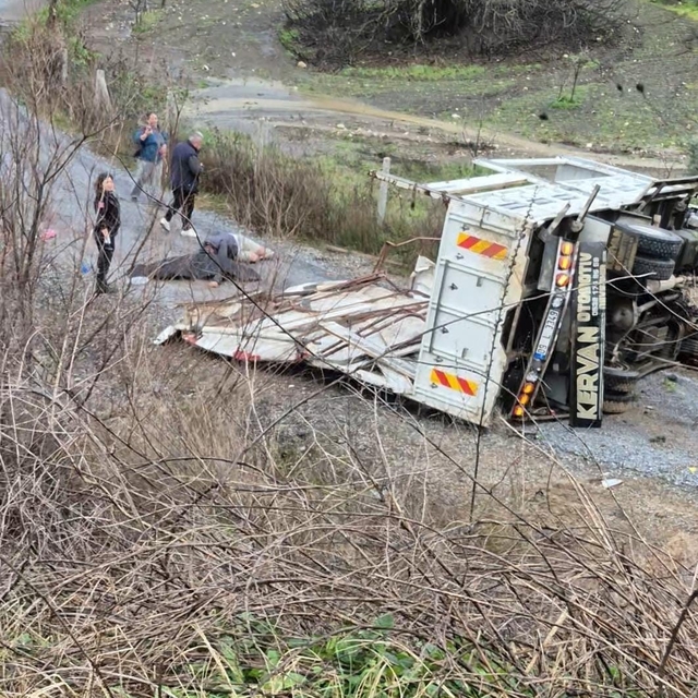 Kontrolden çıkan kamyon tali yola uçtu: 1 ölü, 1 yaralı