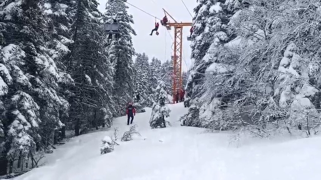 Uludağ'da telesiyejde mahsur kalan 51 kişi, 3 saat sonra kurtarıldı- Yeniden